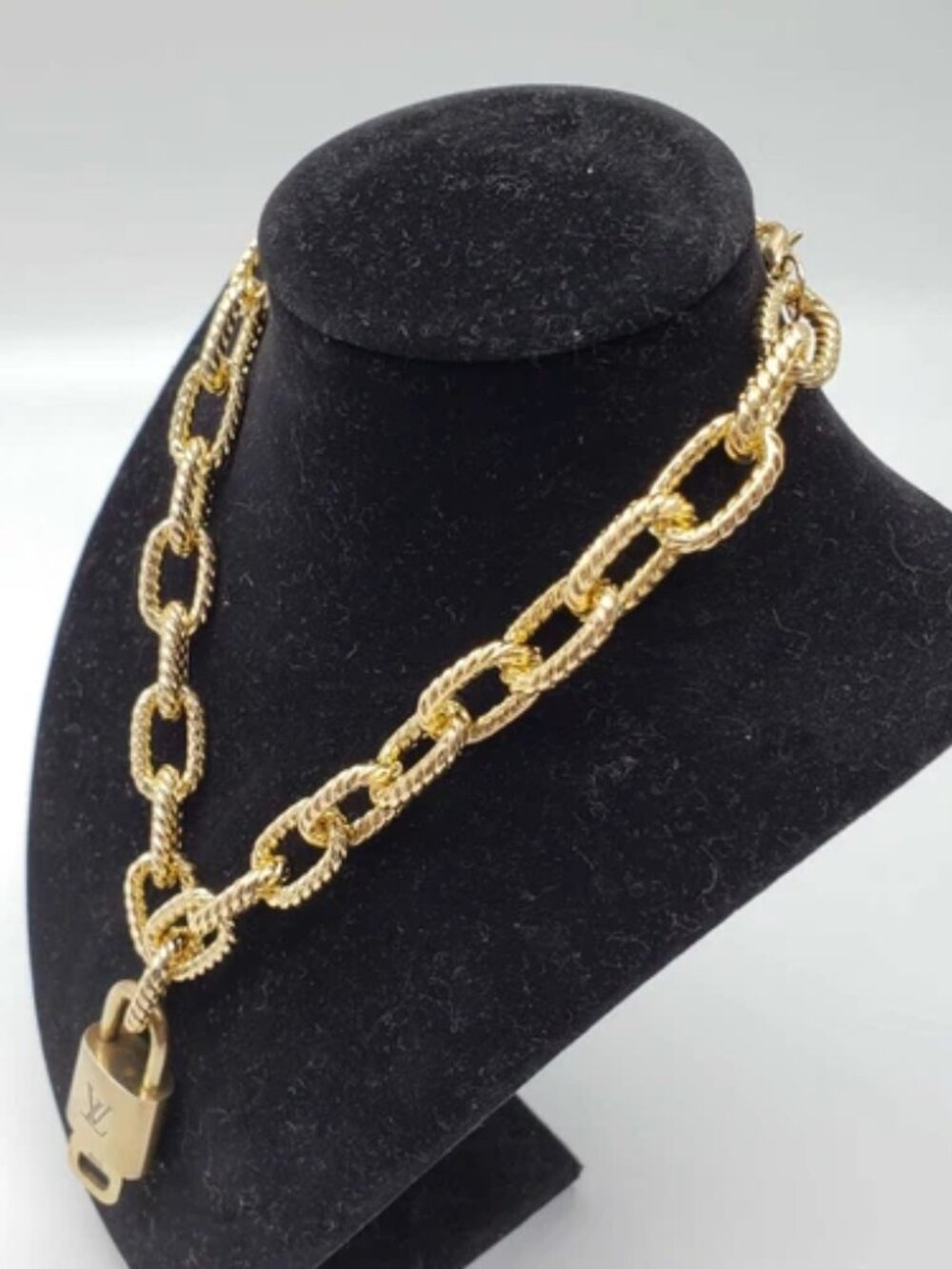 Gold-Plated Necklace with Authentic Louis Vuitton Padlock - Picture 9 of 10